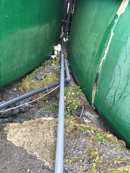Utvasking av løsmasser i grunnen under nabokaret førte til at fisk passerte gjennom fyllingen og videre ut i sjøen. Foto: © Fiskeridirektoratet. Utvasking av løsmasser i grunnen under nabokaret førte til at fisk passerte gjennom fyllingen og videre ut i sjøen. Foto: © Fiskeridirektoratet.