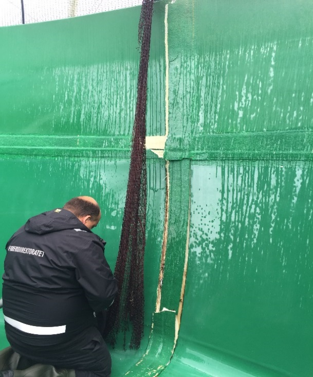 Visuell inspeksjon etter hendelsen viste tegn til at sprekken startet i den vertikale skjøten i nærheten av bunnen til karet. Foto: © Fiskeridirektoratet. Visuell inspeksjon etter hendelsen viste tegn til at sprekken startet i den vertikale skjøten i nærheten av bunnen til karet. Foto: © Fiskeridirektoratet.
