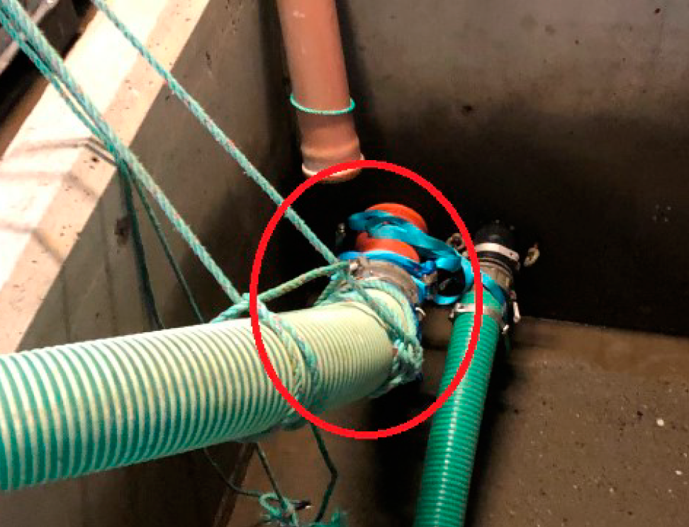 Figur 2: Under sortering har den ene slangen som var koblet til i koblingskummen løsnet. Slangen var sikret med en rusten strammestropp som løsnet under pumpingen av fisken. Foto: © Fiskeridirektoratet Figur 2: Under sortering har den ene slangen som var koblet til i koblingskummen løsnet. Slangen var sikret med en rusten strammestropp som løsnet under pumpingen av fisken. Foto: © Fiskeridirektoratet