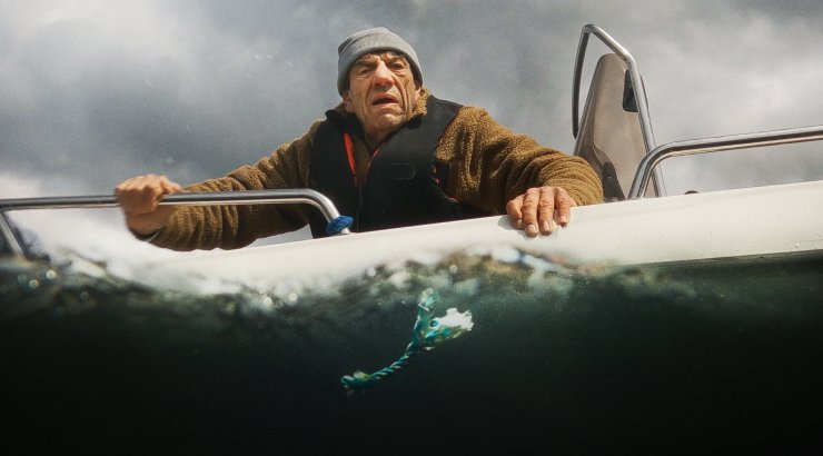 Kampanjebilde: Helge Jordal på båt har mistet en tastump på havet.